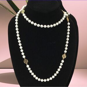 TORY BURCH PEARLS LOGO LONG NECKLACE